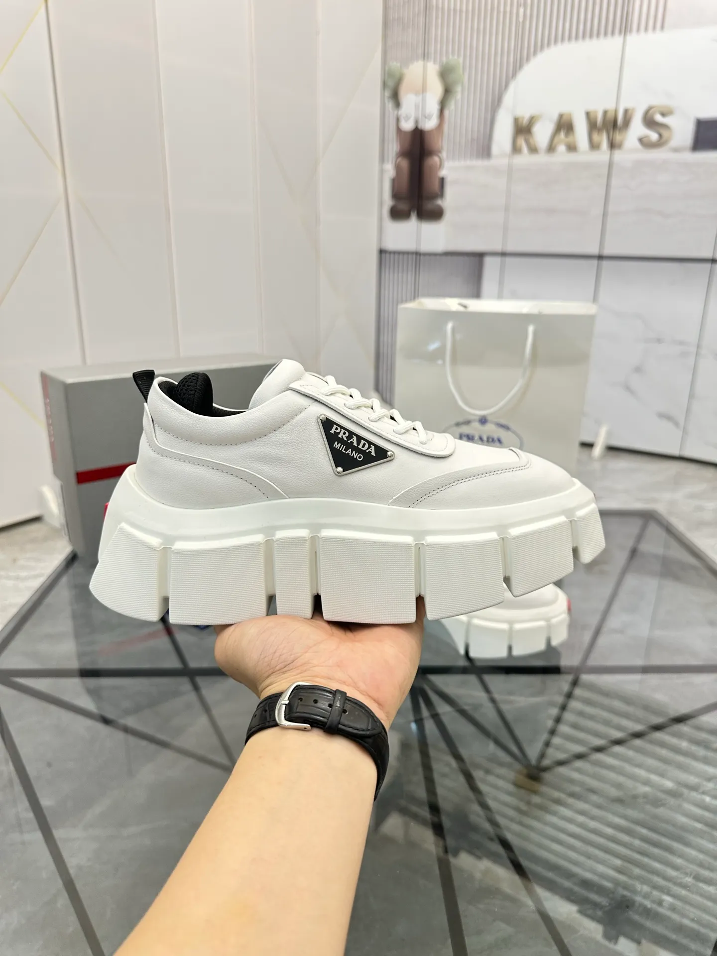 Selling men's shoes 💰: 💰P560¥ High-end top quality Product trademark: Prada * "Prada*" low-top casual shoes Regular size: 35-45 (can be customized to 46) Couple style Product material: imported first-layer cowhide leather upper, breathable lining, original outsole. No.: H201